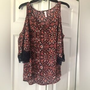 Cold shoulder top in coral & navy. Sz M